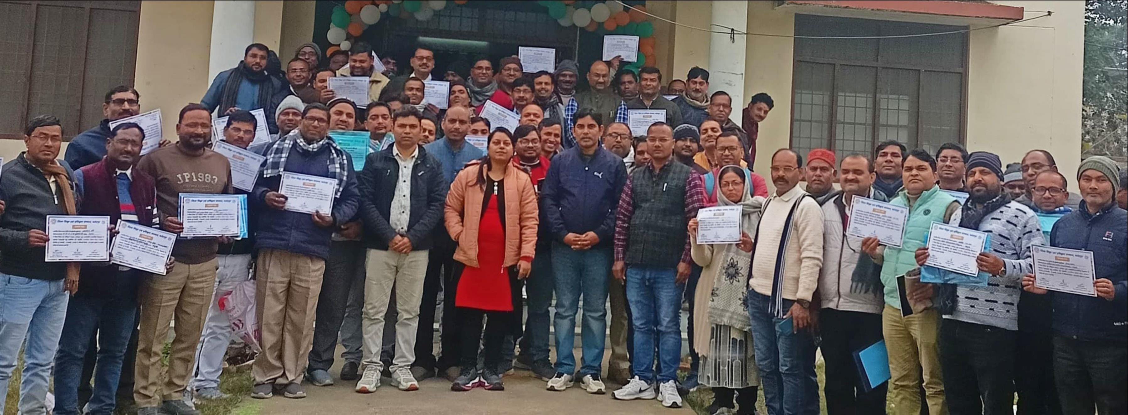 फोटो-11-प्रमाण पत्र के साथ मौजूद शिक्षक साथ में डायट प्राचार्य व प्रशिक्षण प्रभारी। स्रोत स्वयं फोटो-11-प्रमाण पत्र के साथ मौजूद शिक्षक साथ में डायट प्राचार्य व प्रशिक्षण प्रभारी। स्रोत स्वयं