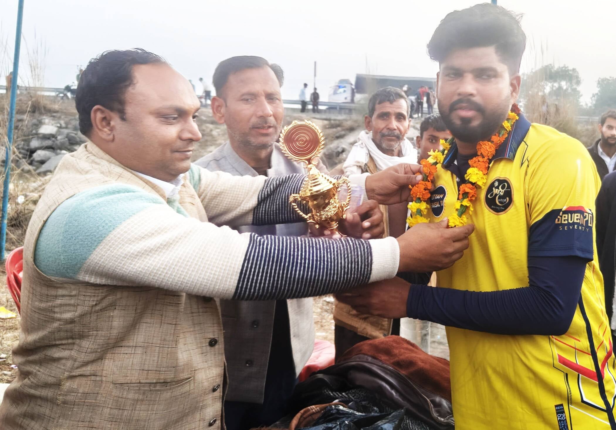 फोटो-22-मैन आफ द मैच बने खिलाडी को सम्मानित करते आयोजक। संवाद फोटो-22-मैन आफ द मैच बने खिलाडी को सम्मानित करते आयोजक। संवाद