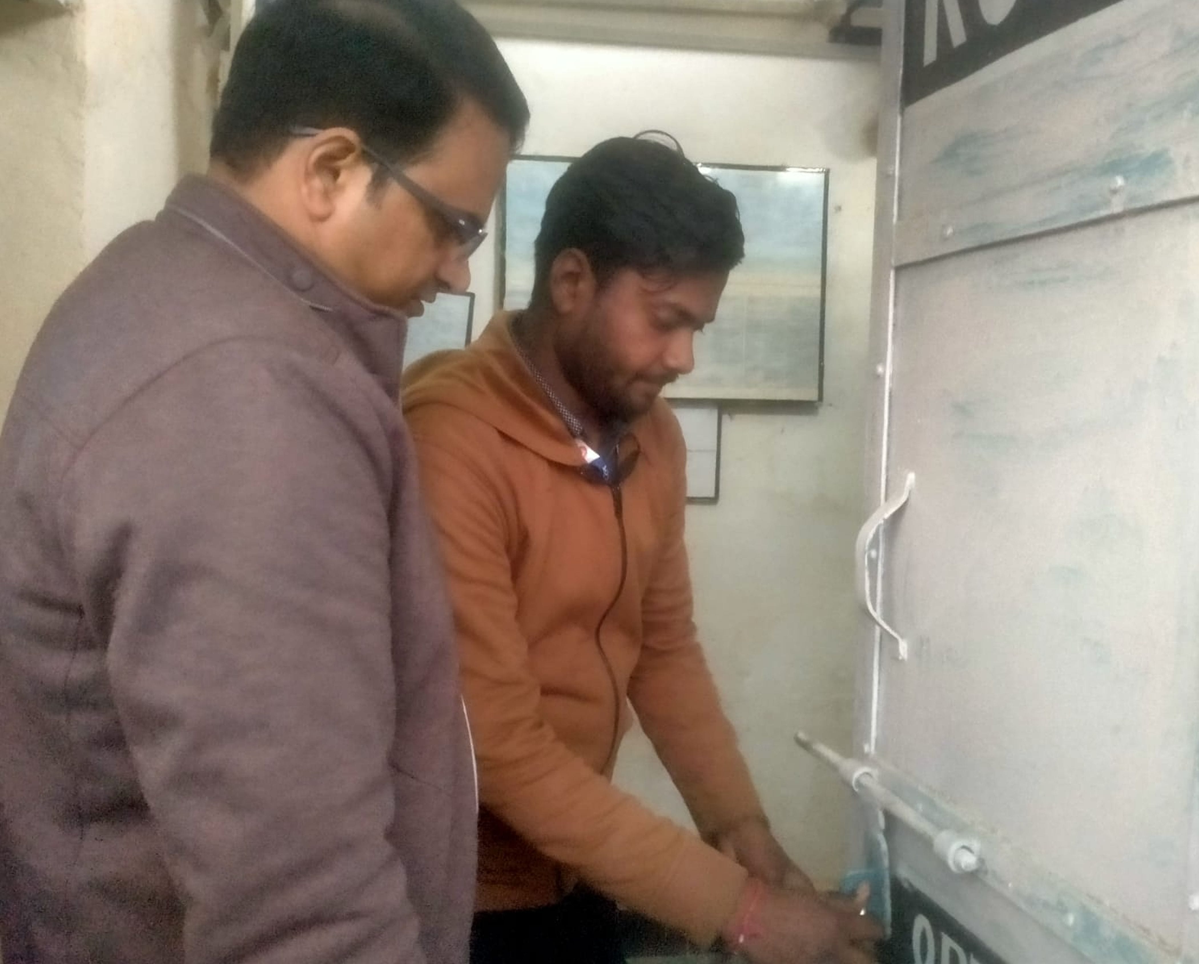 फोटो-24-रिले केंद्र का कर्मचारी से ताला लगवाकर देखते एडीआरएम। संवाद