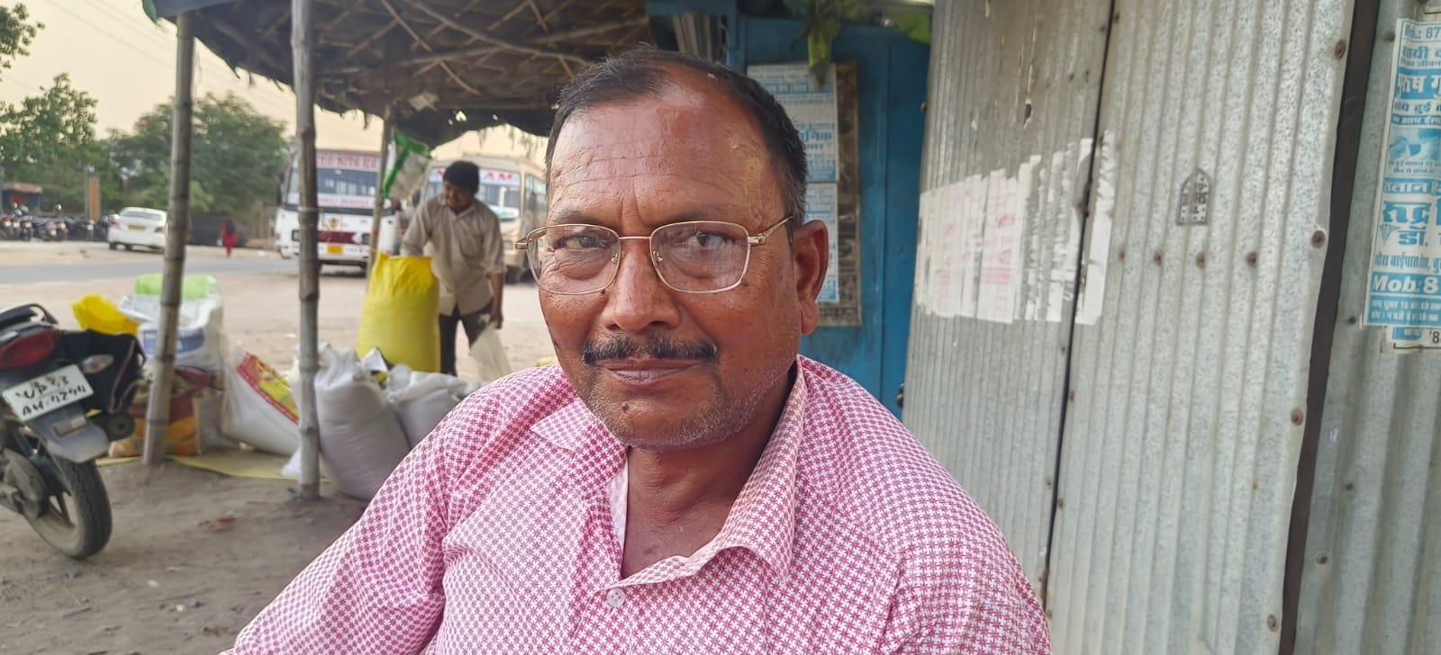 फोटो - 30 पुल को बंद करने को सफाई करती जेसीबी। संवाद