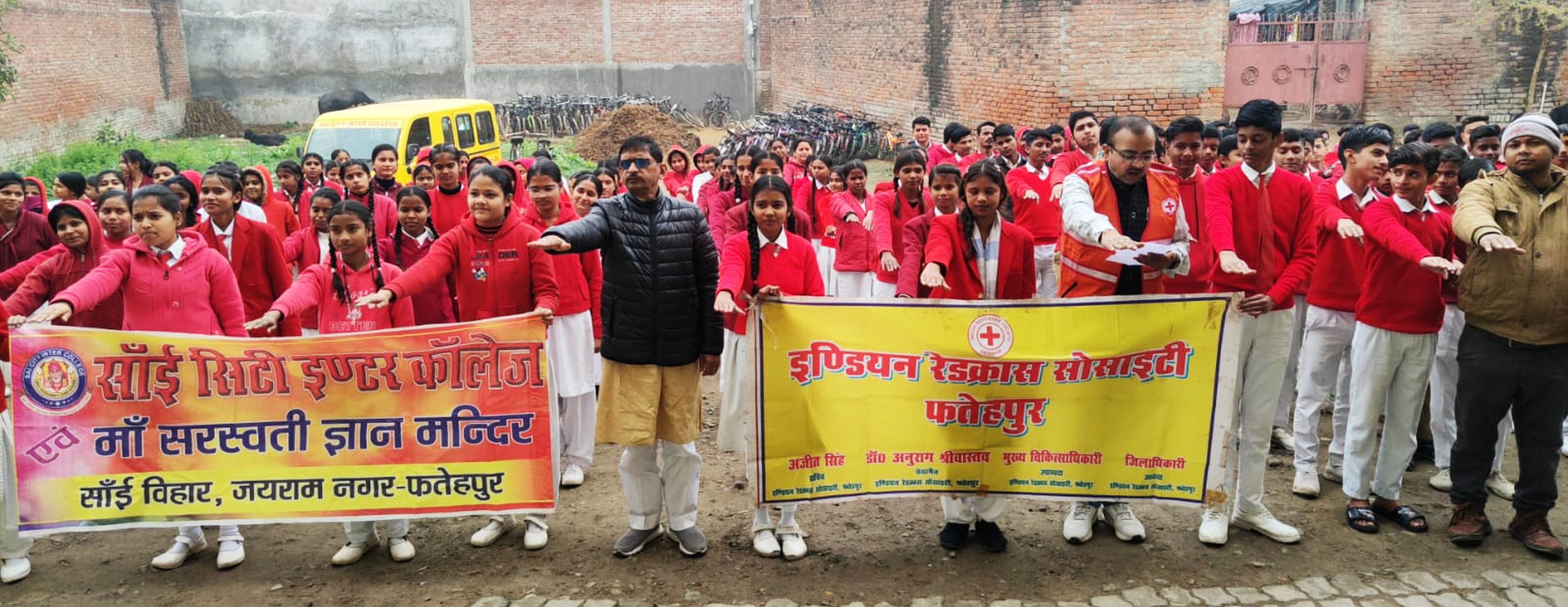 फोटो-33-विद्यालय में बच्चों को कैंसर से लड़ रहे मरीजों की मदद करने की शपथ दिलाते चेयरमैन। स्रोत फोटो-33-विद्यालय में बच्चों को कैंसर से लड़ रहे मरीजों की मदद करने की शपथ दिलाते चेयरमैन। स्रोत