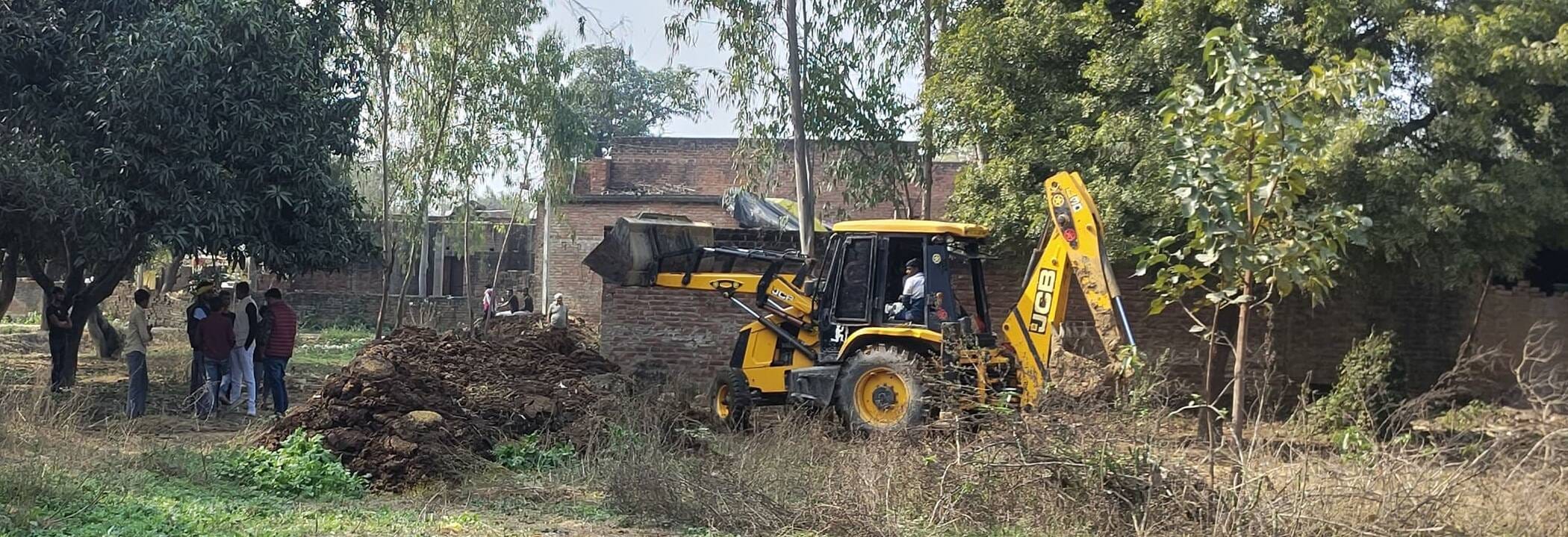 फोटो-34-अतिक्रमण हटाती जेसीबी। संवाद फोटो-34-अतिक्रमण हटाती जेसीबी। संवाद