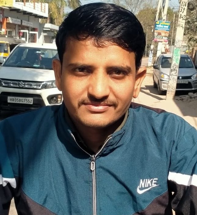 फोटो संख्या:60- मसानी चौक के नजदीक बदहाल मार्ग से निकली रोड़िया---संवाद फोटो संख्या:60- मसानी चौक के नजदीक बदहाल मार्ग से निकली रोड़िया---संवाद