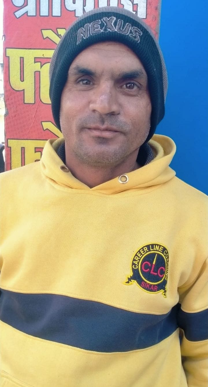 फोटो संख्या:60- मसानी चौक के नजदीक बदहाल मार्ग से निकली रोड़िया---संवाद फोटो संख्या:60- मसानी चौक के नजदीक बदहाल मार्ग से निकली रोड़िया---संवाद