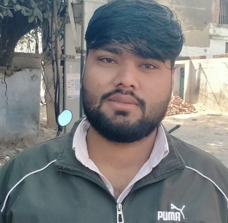 फोटो संख्या:60- मसानी चौक के नजदीक बदहाल मार्ग से निकली रोड़िया---संवाद फोटो संख्या:60- मसानी चौक के नजदीक बदहाल मार्ग से निकली रोड़िया---संवाद