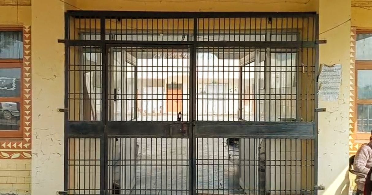 फोटो : सोनीपत के भटाना जाफराबाद में पीएचसी के बाहर स्वास्थ्य विभाग के खिलाफ प्रदर्शन करते ग्रा