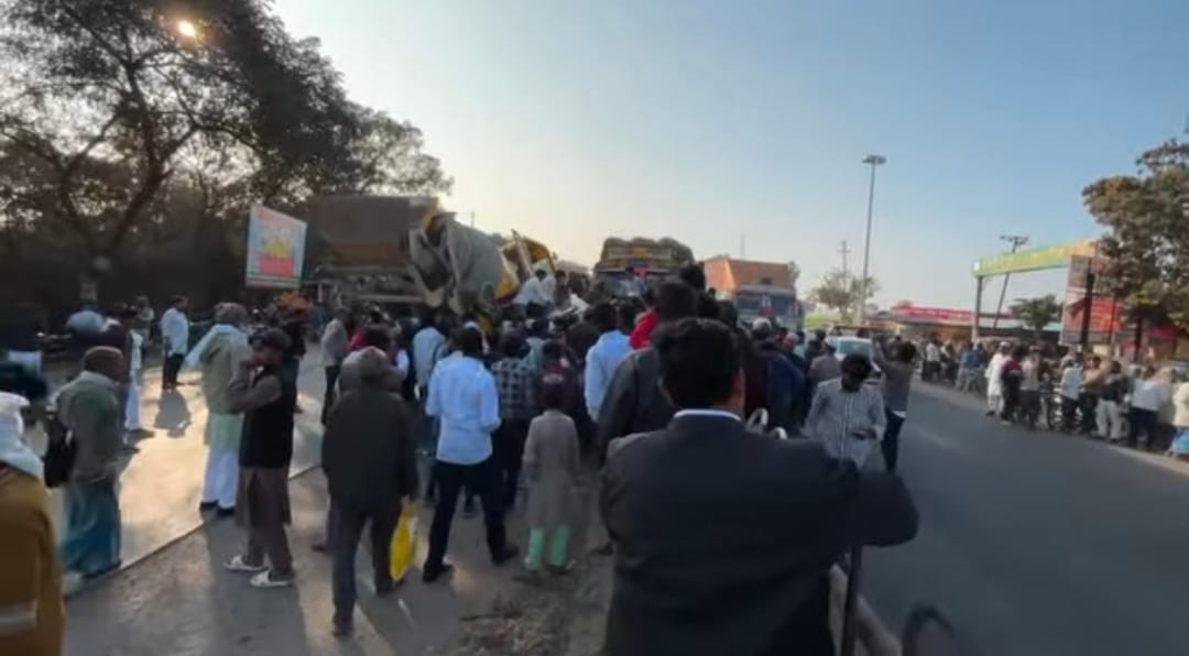 हाईवे पर टेमा रहमत के पास ट्रक कार की टक्कर में घायलो को निकालते लोग-स्रोत जागरूक पाठक