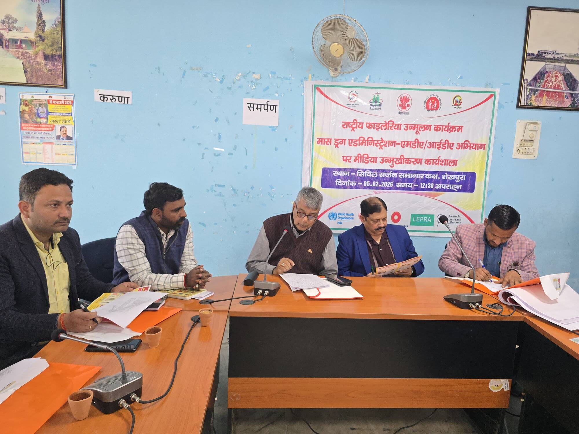 जानकारी देते स्वागत विभाग के अधिकारी