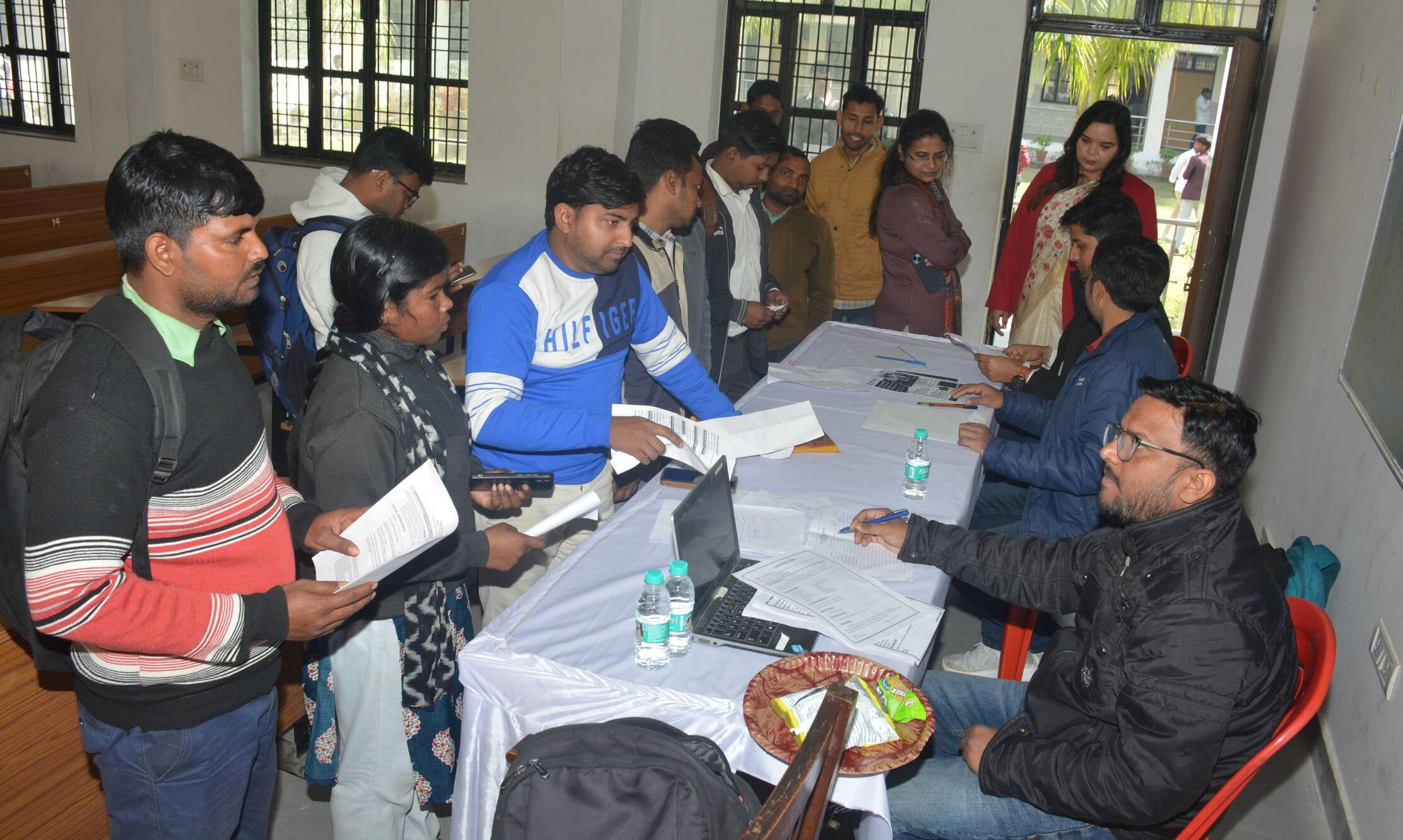 जय नारायण पीजी महाविद्यालय में आयोजित रोजगार मेले में हिस्सा लेते अभ्यर्थीी। मेले की शुरुआत मह जय नारायण पीजी महाविद्यालय में आयोजित रोजगार मेले में हिस्सा लेते अभ्यर्थीी। मेले की शुरुआत मह