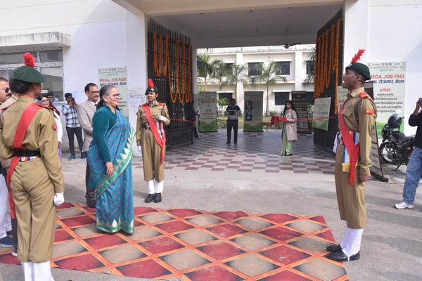 जय नारायण पीजी महाविद्यालय में आयोजित रोजगार मेले में हिस्सा लेते अभ्यर्थीी। मेले की शुरुआत मह जय नारायण पीजी महाविद्यालय में आयोजित रोजगार मेले में हिस्सा लेते अभ्यर्थीी। मेले की शुरुआत मह