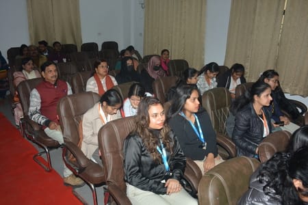 जय नारायण पीजी महाविद्यालय में आयोजित रोजगार मेले में हिस्सा लेते अभ्यर्थीी। मेले की शुरुआत मह जय नारायण पीजी महाविद्यालय में आयोजित रोजगार मेले में हिस्सा लेते अभ्यर्थीी। मेले की शुरुआत मह