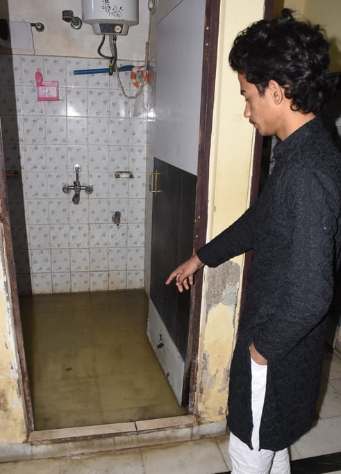 कॉलोनी में भरा पानी। कॉलोनी में भरा पानी।