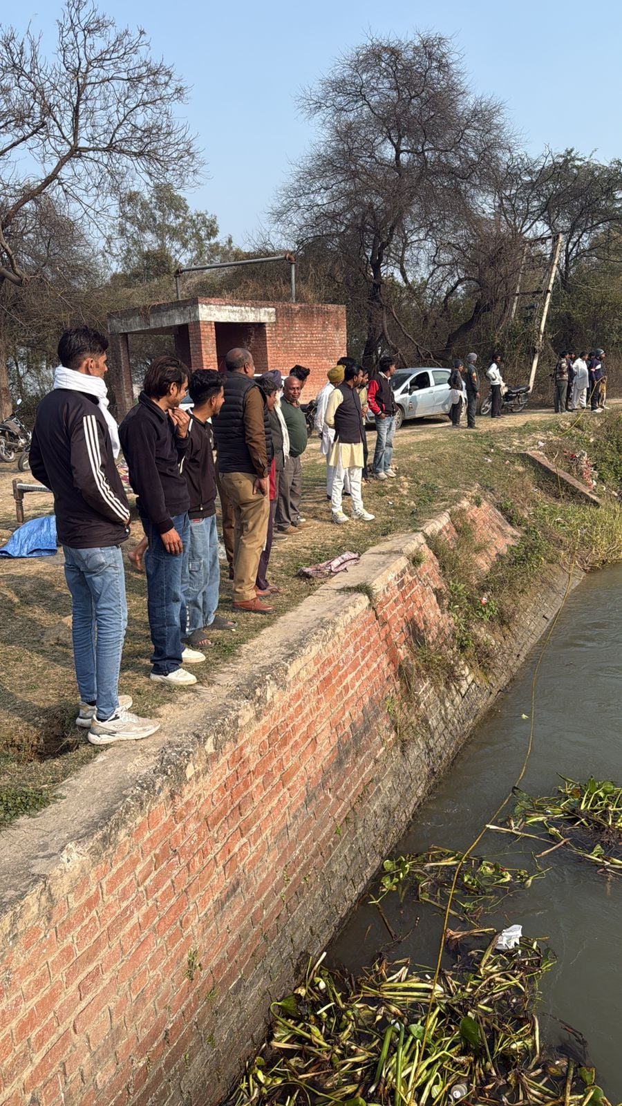 कुरुक्षेत्र। नहर किनारे वरूण की तलाश में मौजूद परिजन। संवाद कुरुक्षेत्र। नहर किनारे वरूण की तलाश में मौजूद परिजन। संवाद