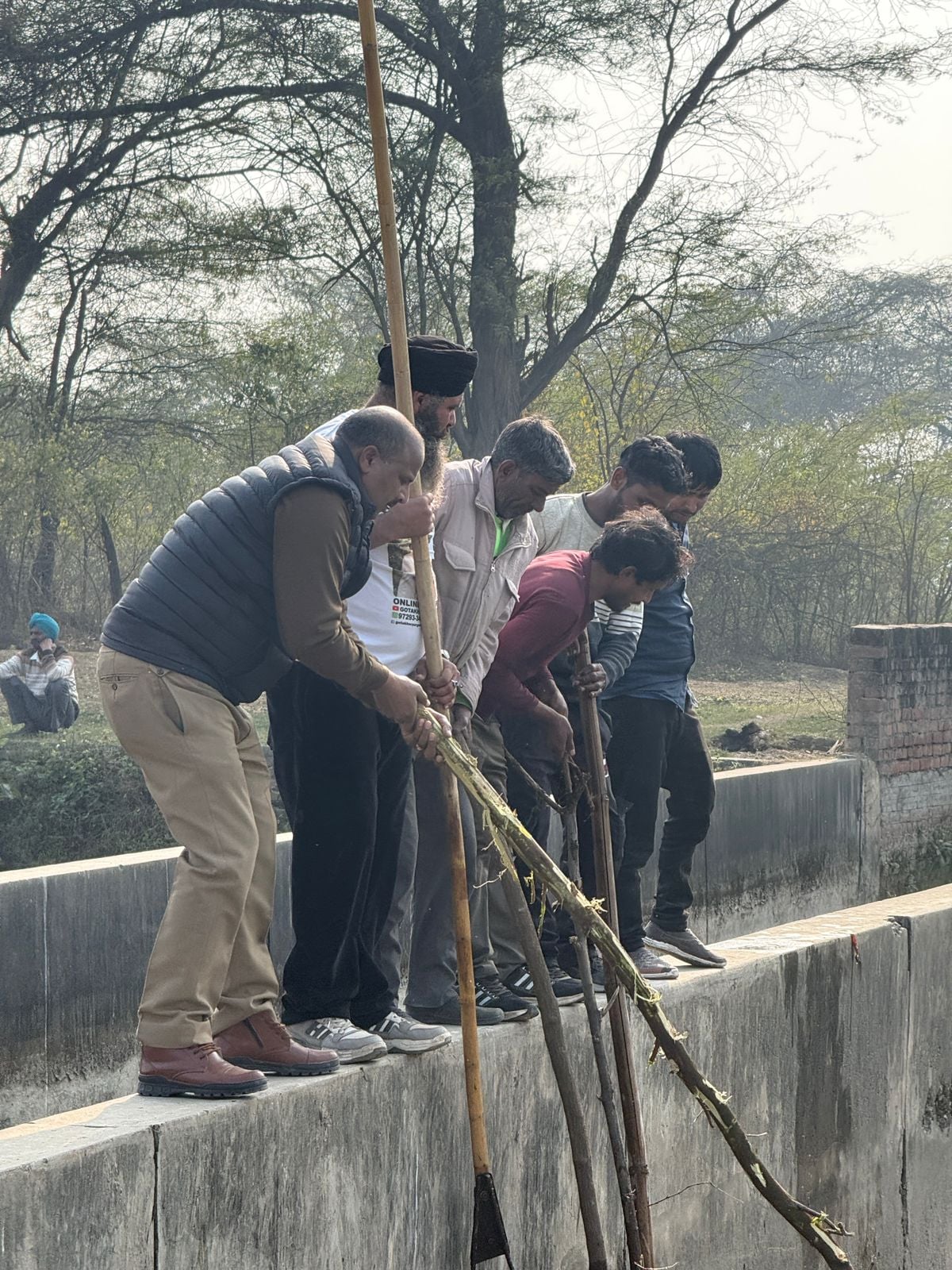 कुरुक्षेत्र। नहर किनारे वरूण की तलाश में मौजूद परिजन। संवाद कुरुक्षेत्र। नहर किनारे वरूण की तलाश में मौजूद परिजन। संवाद