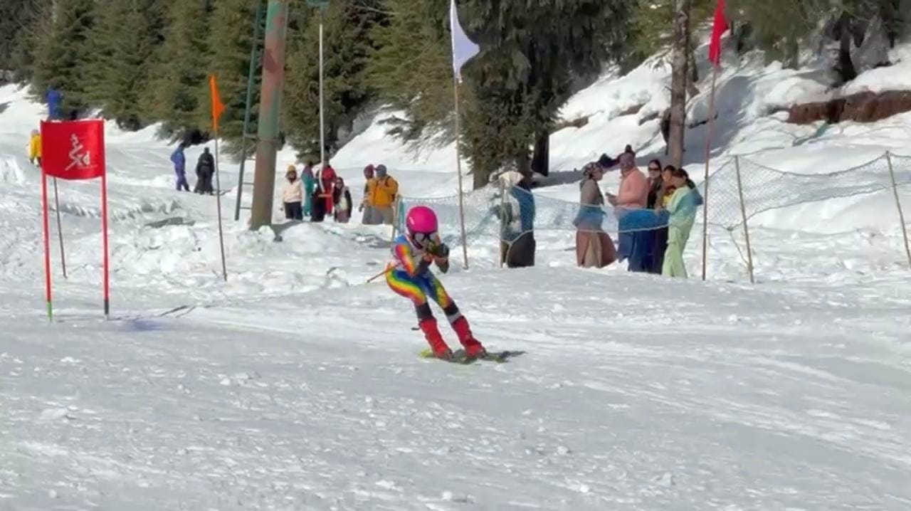 मनाली के स्की ढलान पर स्की प्रतियोगिता में भाग लेते प्रतिभागी।-संवाद
