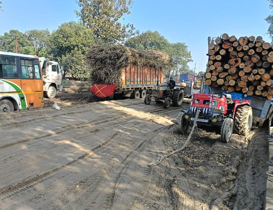 मेरठ-पौड़ी हाईवे पर कीचड़ के बीच बीच गुजरते वाहन। संवाद मेरठ-पौड़ी हाईवे पर कीचड़ के बीच बीच गुजरते वाहन। संवाद