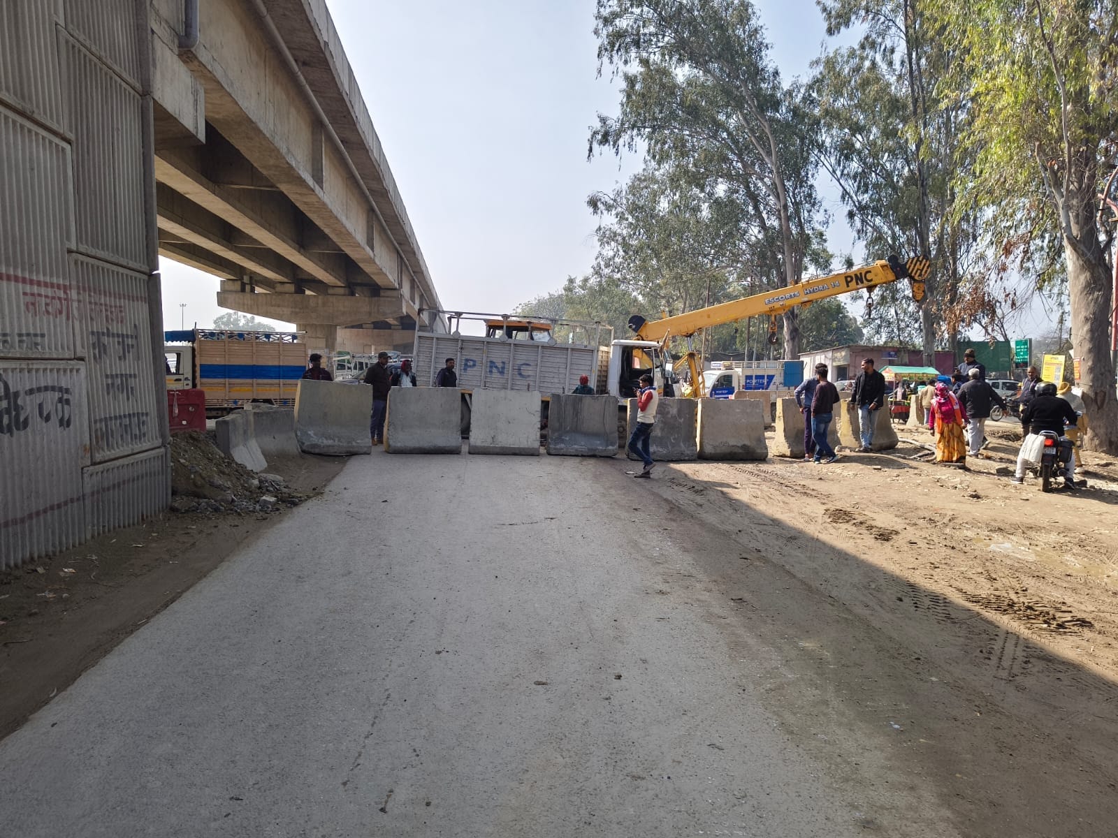 नादरगंज में बंद किया गया रास्ता।