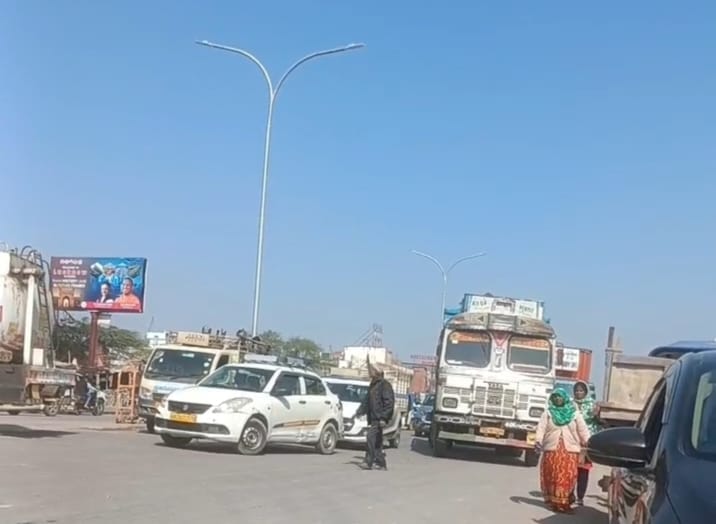 नादरगंज में बंद किया गया रास्ता।