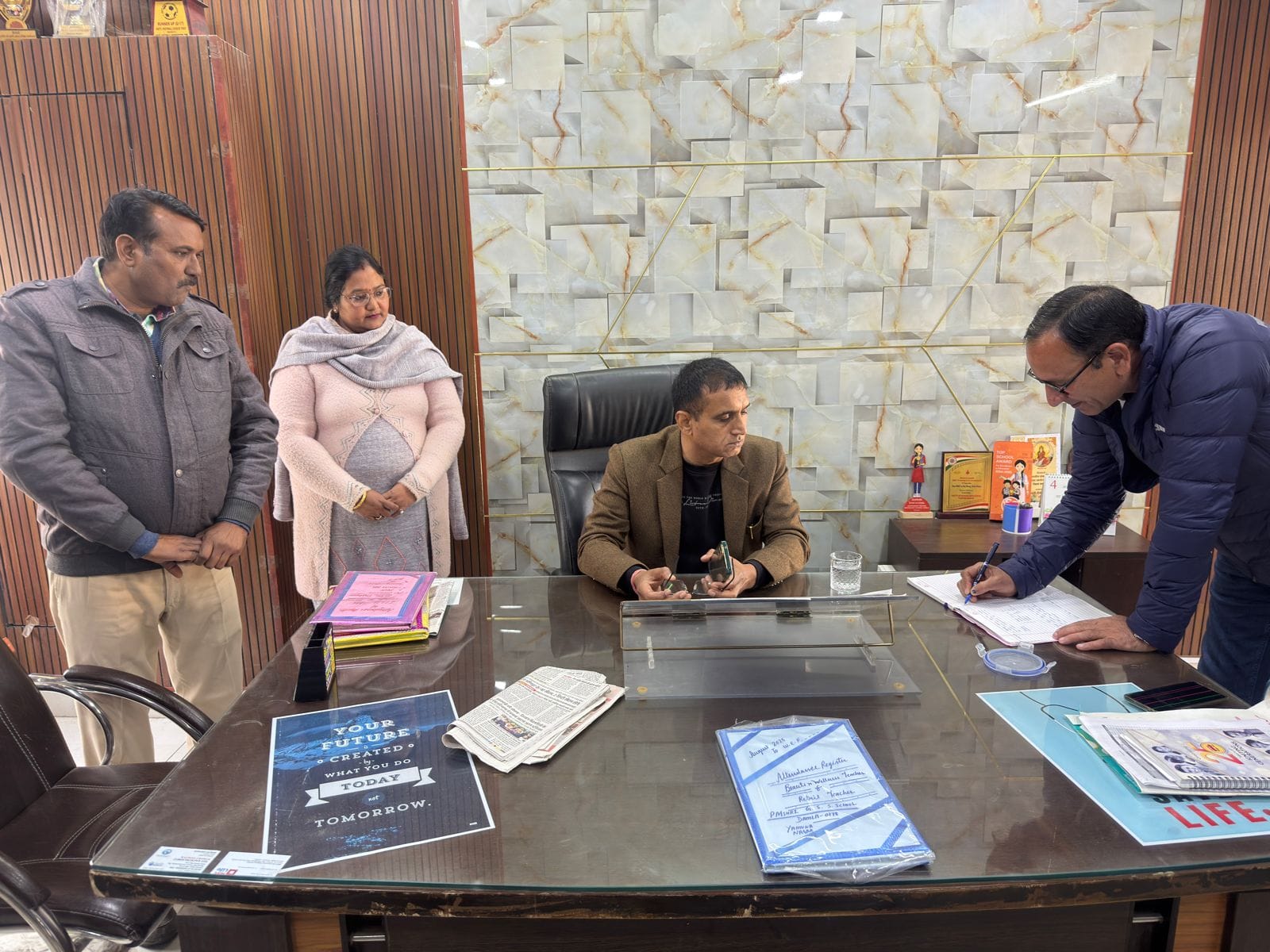 पीएमश्री स्कूल दामला में निरीक्षण के दौरान जांच करते डीपीसी व एपीसी। विभाग