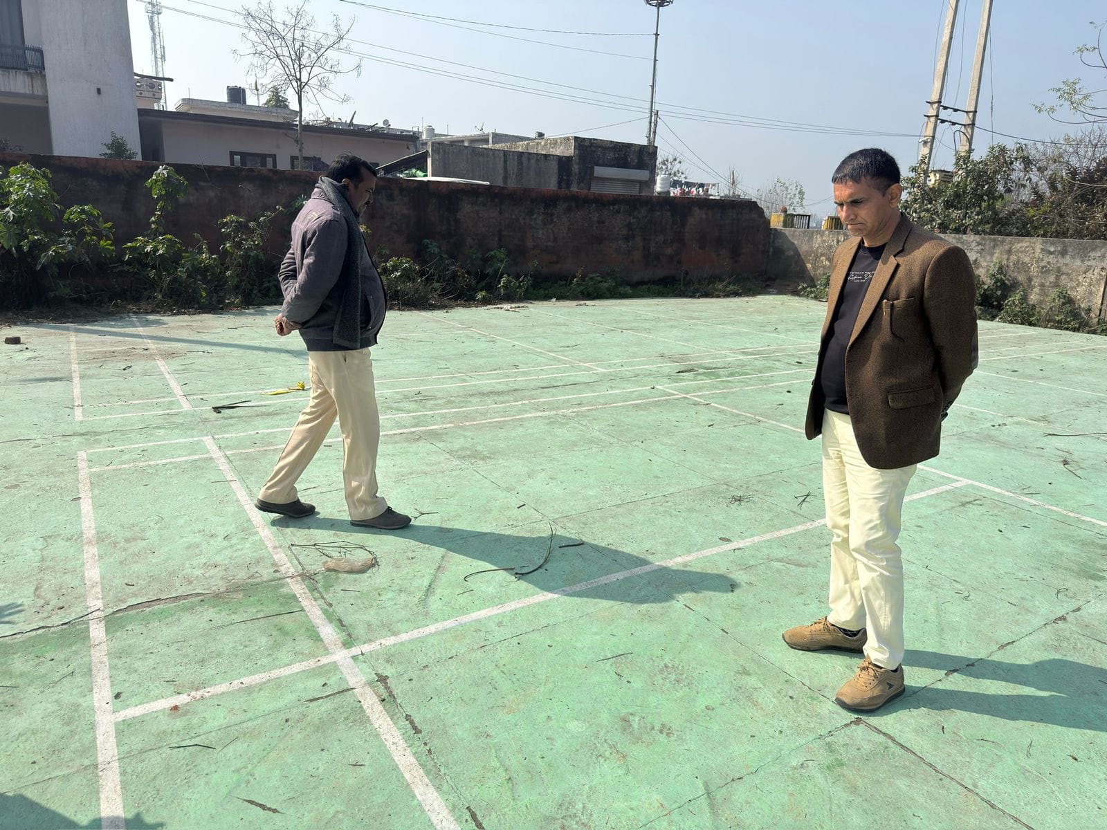 पीएमश्री स्कूल दामला में निरीक्षण के दौरान जांच करते डीपीसी व एपीसी। विभाग