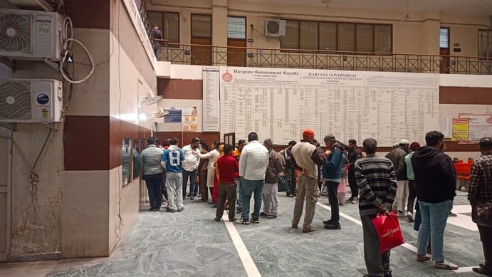 पटवार भवन में रोष प्रदर्शन करते पटवारी और कानूनगो। संवाद पटवार भवन में रोष प्रदर्शन करते पटवारी और कानूनगो। संवाद
