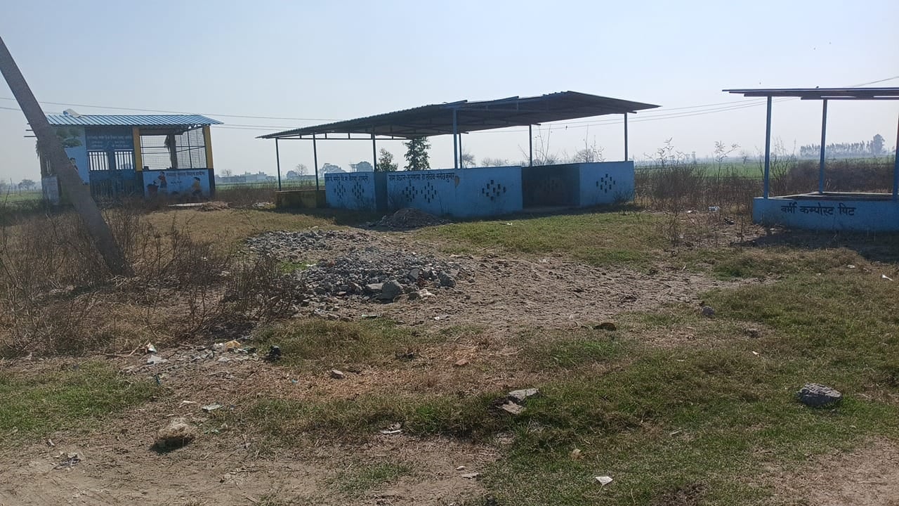 पड़ताल -- गढ़ी अब्दुल्ला खां में अपशिष्ट कूड़ा केंद्र की टुटी चारदीवारी । संवाद पड़ताल -- गढ़ी अब्दुल्ला खां में अपशिष्ट कूड़ा केंद्र की टुटी चारदीवारी । संवाद
