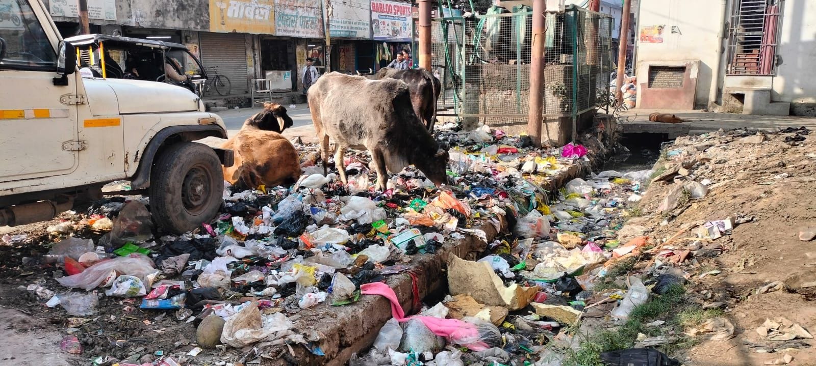 शाहजहांपुर में जीआईसी खेल मैदान के पास मुख्य सड़क पर गड्ढे में भरा पानी। संवाद