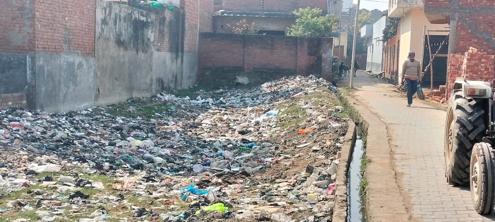 शाहजहांपुर में जीआईसी खेल मैदान के पास मुख्य सड़क पर गड्ढे में भरा पानी। संवाद