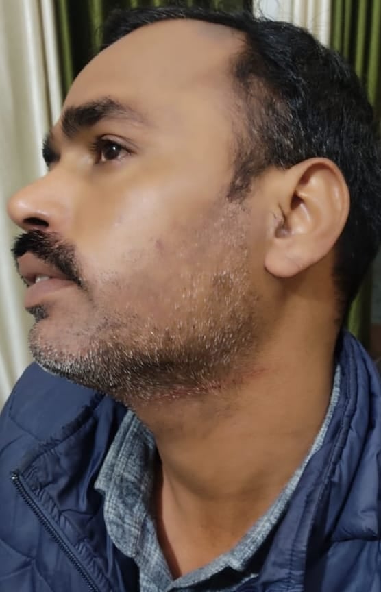 शहर के मोहल्ला ईदगाह में पतंग की दुकान पर चीनी मांझा की पड़ताल करती पुलिस। स्रोत: पुलिस शहर के मोहल्ला ईदगाह में पतंग की दुकान पर चीनी मांझा की पड़ताल करती पुलिस। स्रोत: पुलिस