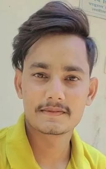 शहर के मोहल्ला ईदगाह में पतंग की दुकान पर चीनी मांझा की पड़ताल करती पुलिस। स्रोत: पुलिस शहर के मोहल्ला ईदगाह में पतंग की दुकान पर चीनी मांझा की पड़ताल करती पुलिस। स्रोत: पुलिस
