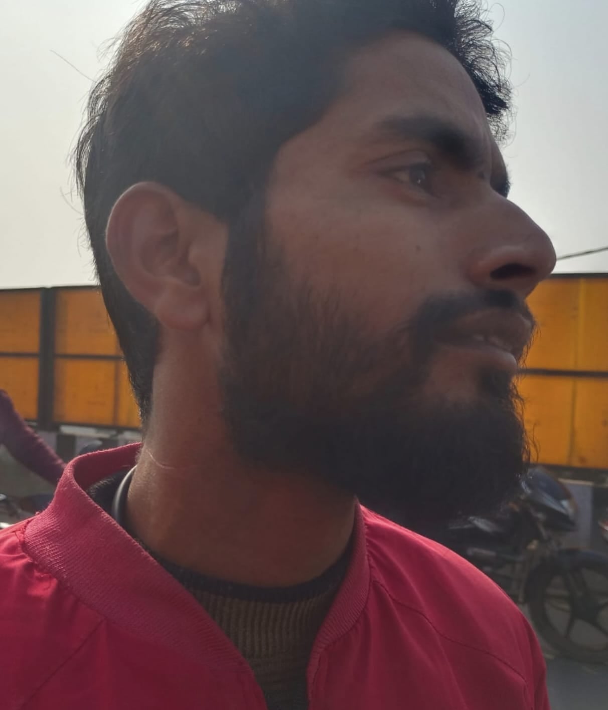 शहर के मोहल्ला ईदगाह में पतंग की दुकान पर चीनी मांझा की पड़ताल करती पुलिस। स्रोत: पुलिस शहर के मोहल्ला ईदगाह में पतंग की दुकान पर चीनी मांझा की पड़ताल करती पुलिस। स्रोत: पुलिस