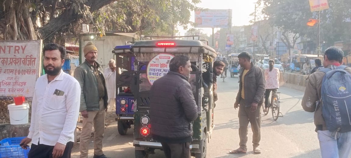 धनघटा चौराहे पर सड़क के किनारे खड़े टैक्सी वाहन-संवाद धनघटा चौराहे पर सड़क के किनारे खड़े टैक्सी वाहन-संवाद