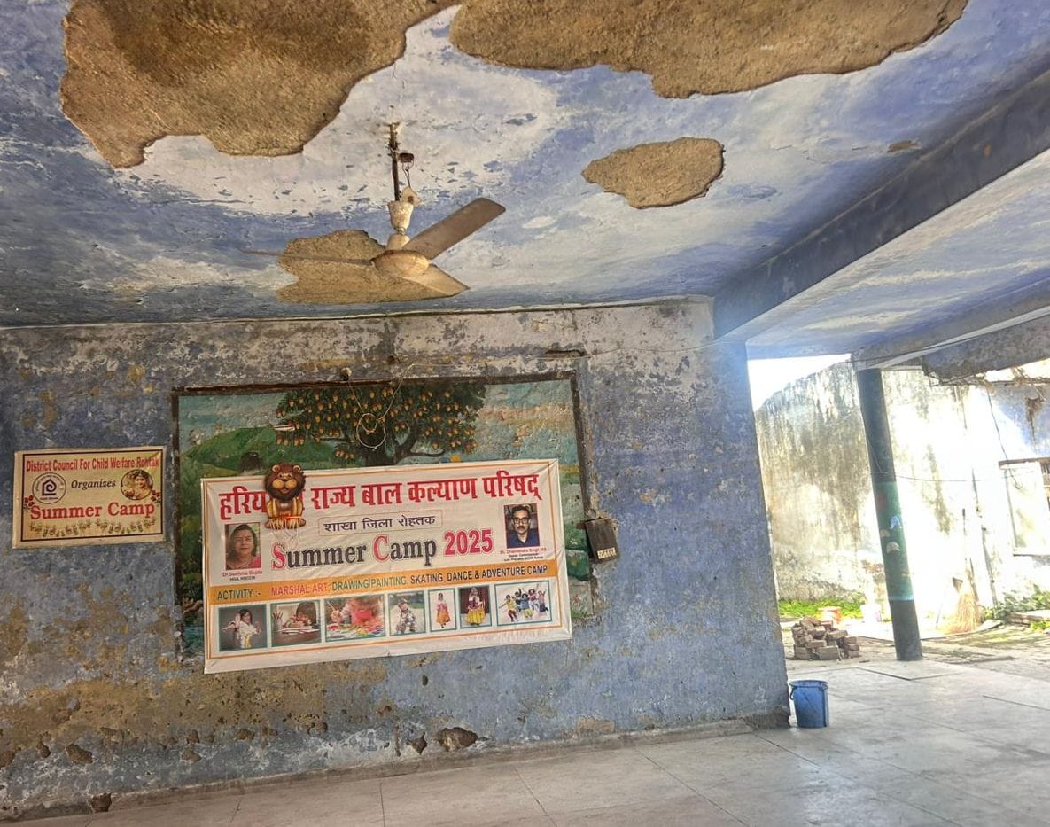 03-बाल भवन में जर्जर बरामदों के पास बैठीं युवतियां। संवाद