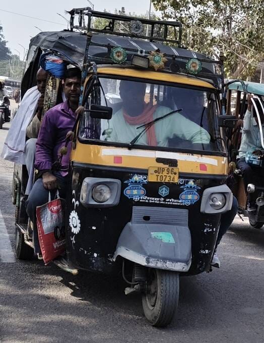 06 सीकेटीपी -01-पटेल तिराहे पर क्षमता से अधिक सवारी लेकर जाता ऑटो। संवाद