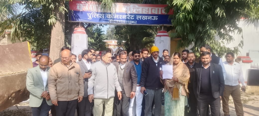 अधिवक्ताओं के साथ मलिहाबाद थाने तहरीर देने पहुंची ग्राम प्रधान।
