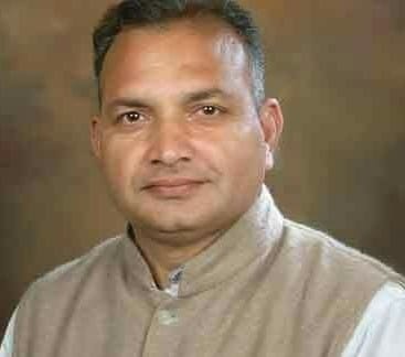 अंबाला छावनी के गोबिंद नगर में खुले यूपीएचसी के गेट पर लगे ताले को दिखातीं दवाई लेने आई महिला। अंबाला छावनी के गोबिंद नगर में खुले यूपीएचसी के गेट पर लगे ताले को दिखातीं दवाई लेने आई महिला।