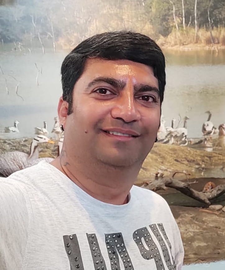 अंबाला छावनी के गोबिंद नगर में खुले यूपीएचसी के गेट पर लगे ताले को दिखातीं दवाई लेने आई महिला। अंबाला छावनी के गोबिंद नगर में खुले यूपीएचसी के गेट पर लगे ताले को दिखातीं दवाई लेने आई महिला।