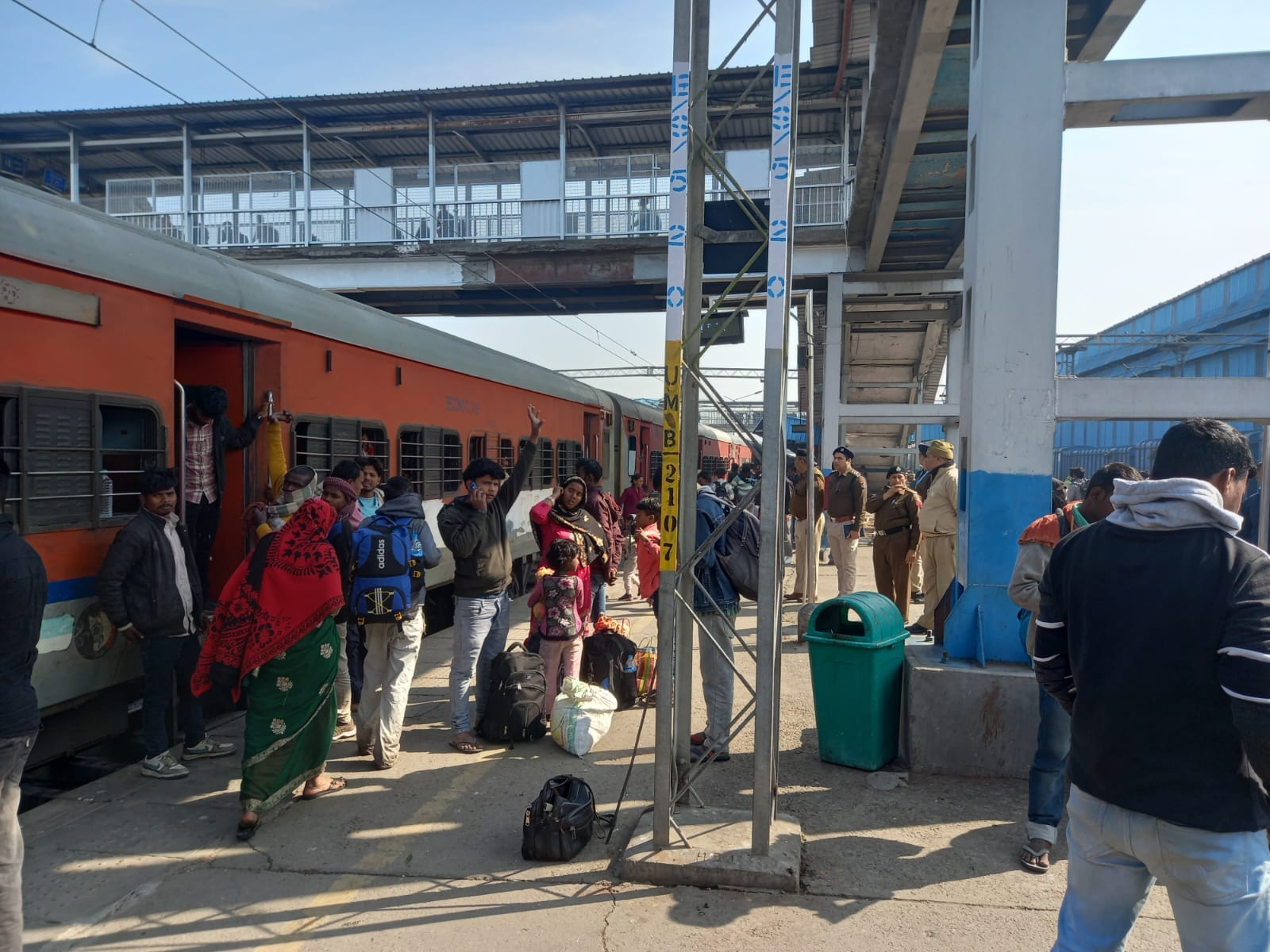 अंबाला कैंट रेलवे स्टेशन के प्लेटफार्म नंबर छह पर आई कर्मभूमि एक्सप्रेस से उतरते यात्री। संवाद