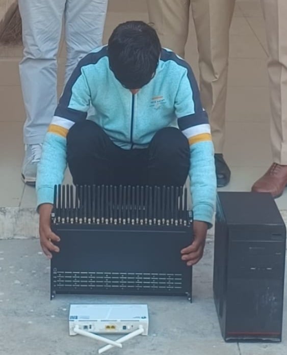 अंबाला कैंट रेलवे स्टेशन के प्लेटफार्म नंबर छह पर आई कर्मभूमि एक्सप्रेस से उतरते यात्री। संवाद