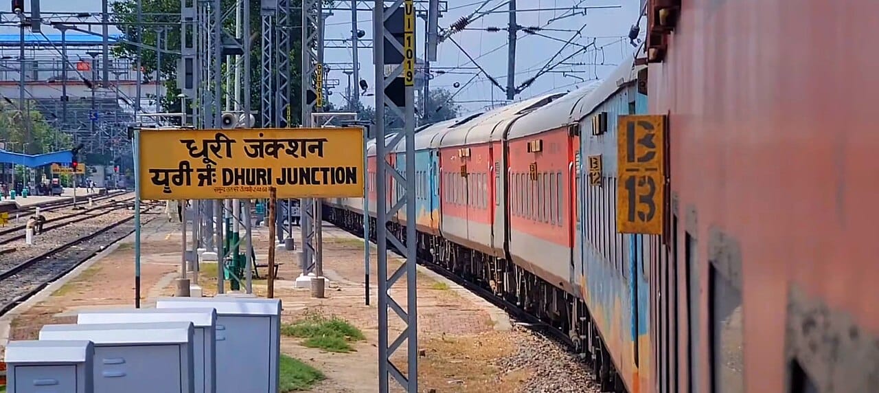 अंबाला रेल मंडल के अधीन धूरी रेलवे स्टेशन से निकलती ट्रेन। रेलवे अंबाला रेल मंडल के अधीन धूरी रेलवे स्टेशन से निकलती ट्रेन। रेलवे