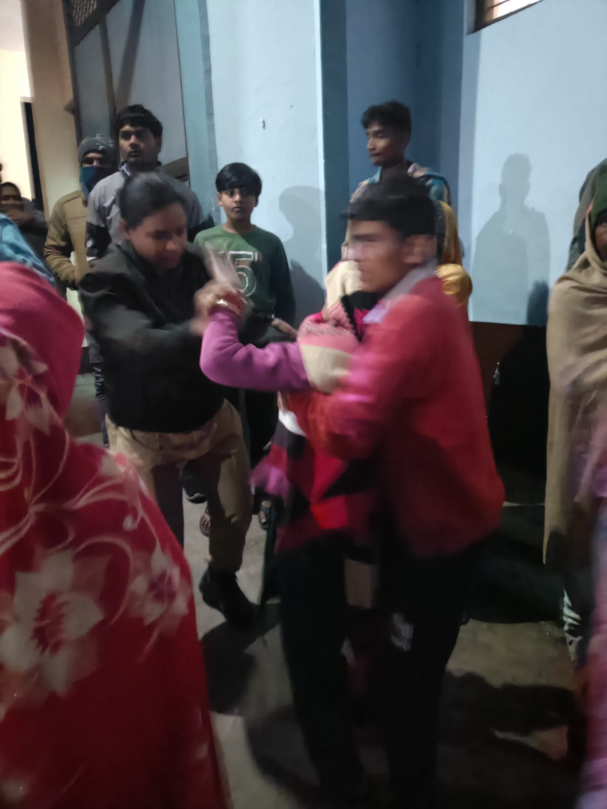 भलवा गांव में पहुंची पुलिस : संवाद भलवा गांव में पहुंची पुलिस : संवाद