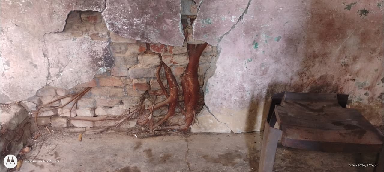 बस अड्डा सुजानपुर के साथ बने शौचालयों के बाहर भरकर रखी गई पानी की टंकी। संवाद बस अड्डा सुजानपुर के साथ बने शौचालयों के बाहर भरकर रखी गई पानी की टंकी। संवाद
