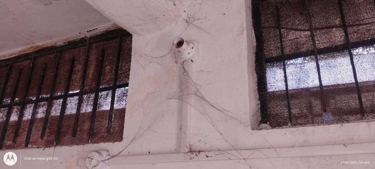 बस अड्डा सुजानपुर के साथ बने शौचालयों के बाहर भरकर रखी गई पानी की टंकी। संवाद बस अड्डा सुजानपुर के साथ बने शौचालयों के बाहर भरकर रखी गई पानी की टंकी। संवाद