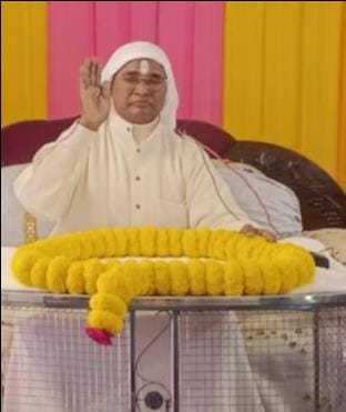 बदलापुर क्षेत्र के कस्तूरीपुर गांव स्थित गढ़वाघाट आश्रम पर कतारबद्ध होकर दर्शन करते श्रद्धालु। बदलापुर क्षेत्र के कस्तूरीपुर गांव स्थित गढ़वाघाट आश्रम पर कतारबद्ध होकर दर्शन करते श्रद्धालु।