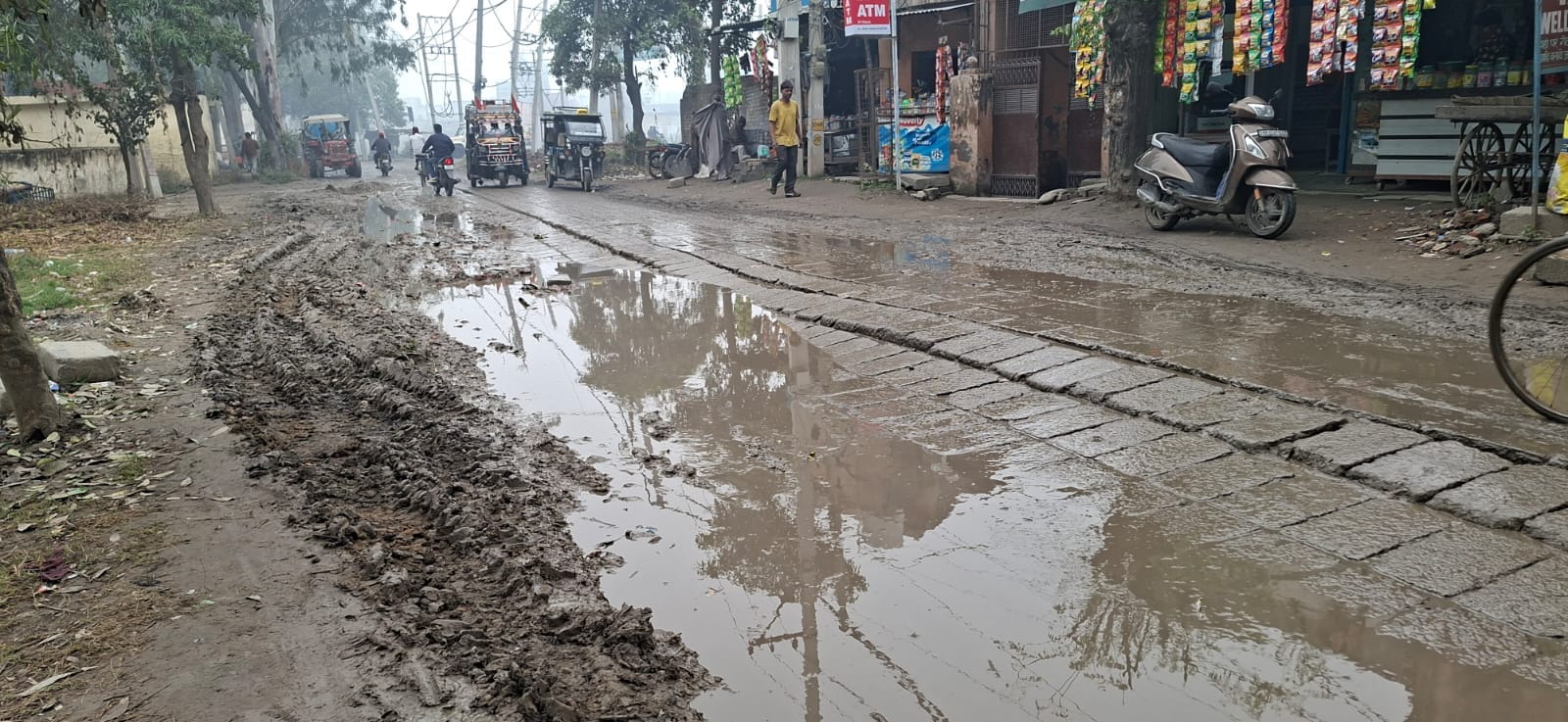 बाड़ी माजरा राजकीय विद्यालय के पास सड़क पर जमा कीचड़। संवाद