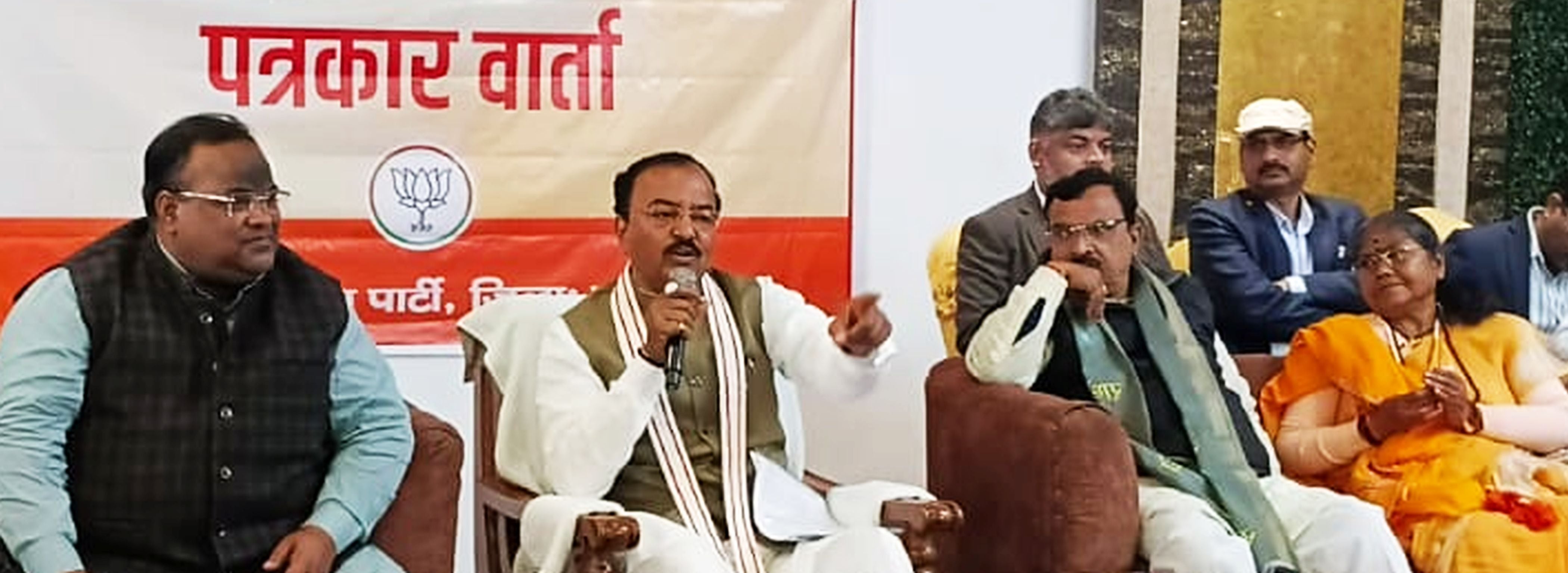 फोटो-07-वीआईपी रोड स्थित एक होटल में वार्ता करते डिप्टी सीएम। संवाद
