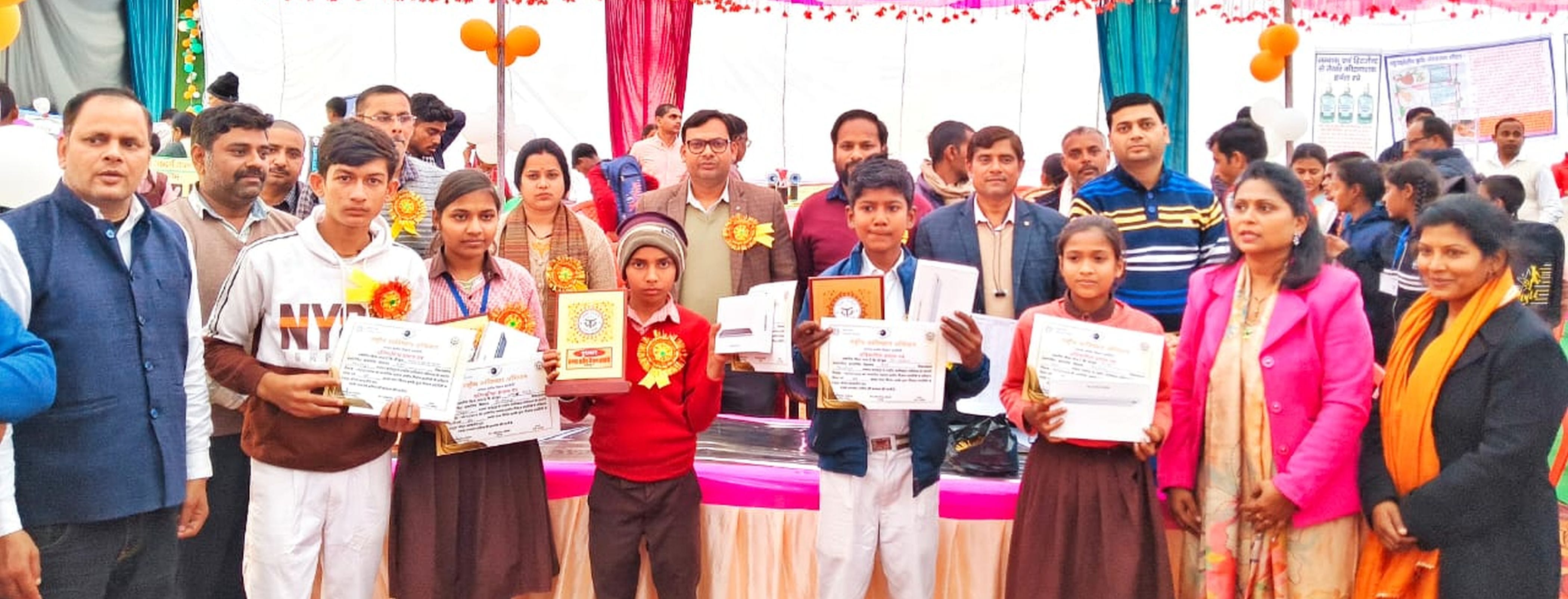 फोटो-17-प्रमाण पत्र व शील्ड के साथ मौजूद छात्र। स्रोत स्वयं फोटो-17-प्रमाण पत्र व शील्ड के साथ मौजूद छात्र। स्रोत स्वयं
