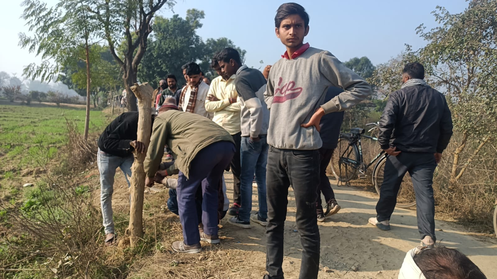 फोटो-18 गांव अर्रापहाड़पुर में सर्वेश की मौत के बाद रोते बिलखते परिजन। संवाद फोटो-18 गांव अर्रापहाड़पुर में सर्वेश की मौत के बाद रोते बिलखते परिजन। संवाद