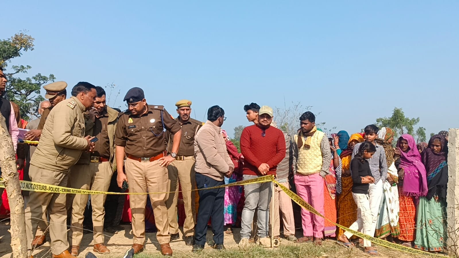 फोटो-18 गांव अर्रापहाड़पुर में सर्वेश की मौत के बाद रोते बिलखते परिजन। संवाद फोटो-18 गांव अर्रापहाड़पुर में सर्वेश की मौत के बाद रोते बिलखते परिजन। संवाद