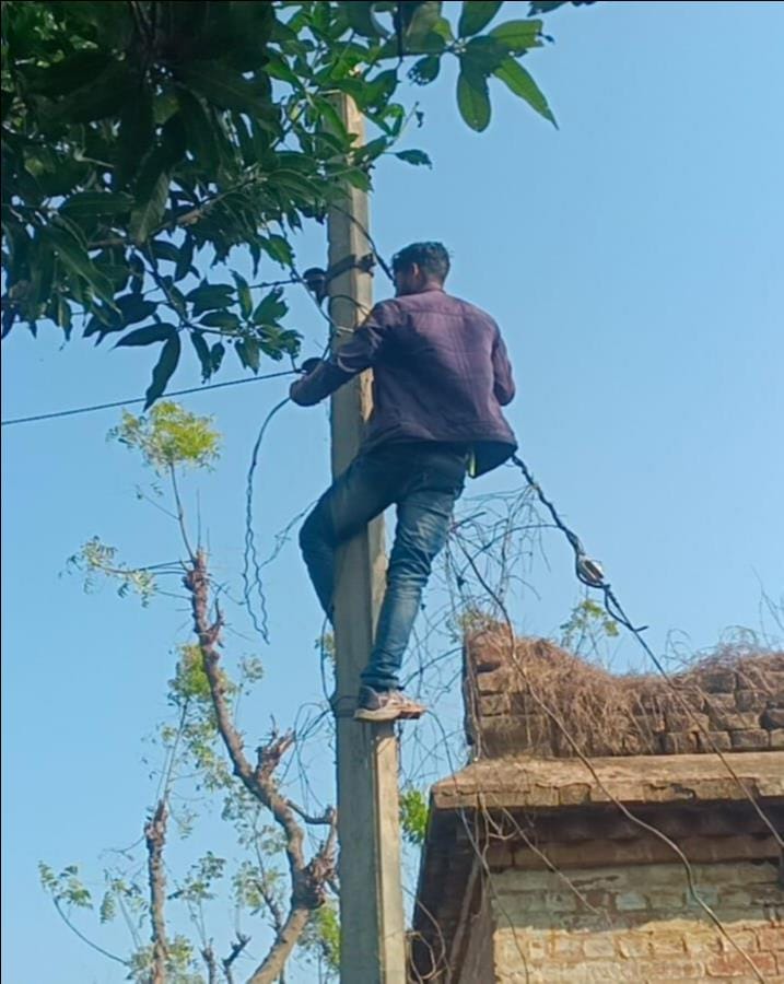 फोटो-18 गांव अर्रापहाड़पुर में सर्वेश की मौत के बाद रोते बिलखते परिजन। संवाद फोटो-18 गांव अर्रापहाड़पुर में सर्वेश की मौत के बाद रोते बिलखते परिजन। संवाद